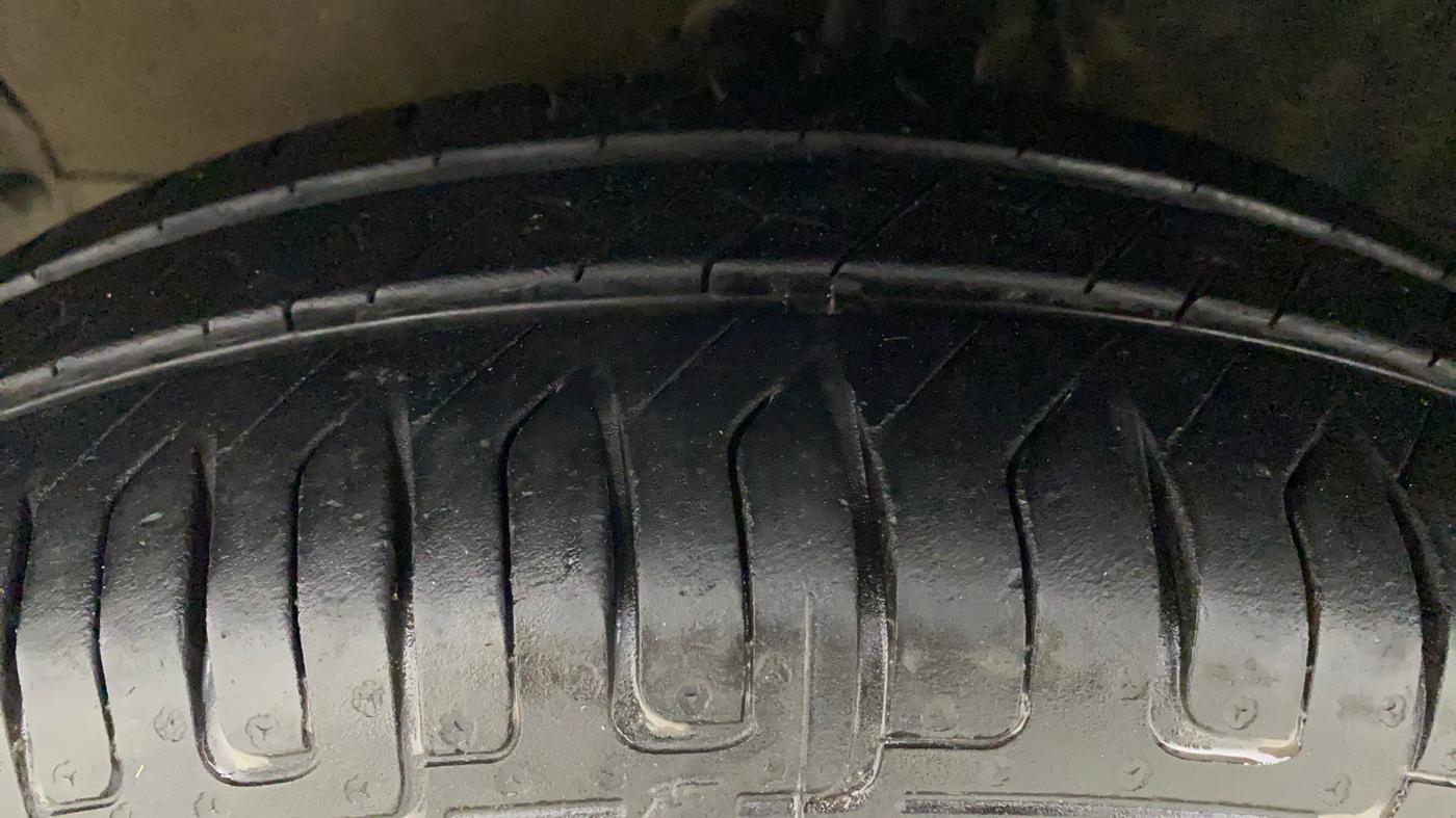 2012 Maruti Ritz VXI, Petrol, Manual, 87,214 km, Left Front Tyre Tread