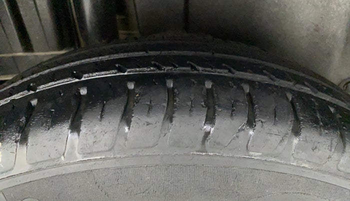 2015 Maruti Swift VXI, Petrol, Manual, 88,863 km, Left Rear Tyre Tread