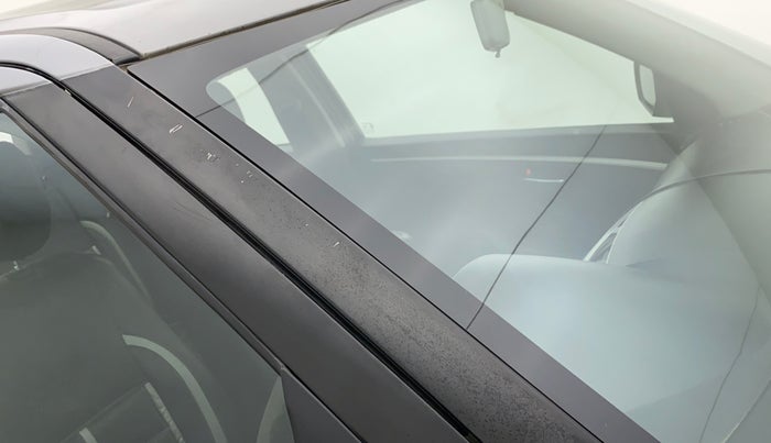 2015 Maruti Swift VXI, Petrol, Manual, 88,863 km, Right A pillar - Slightly dented