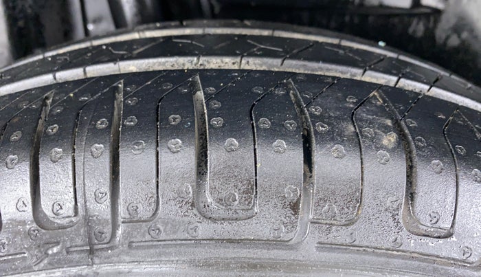 2018 Maruti Dzire VDI, Diesel, Manual, 57,143 km, Right Rear Tyre Tread