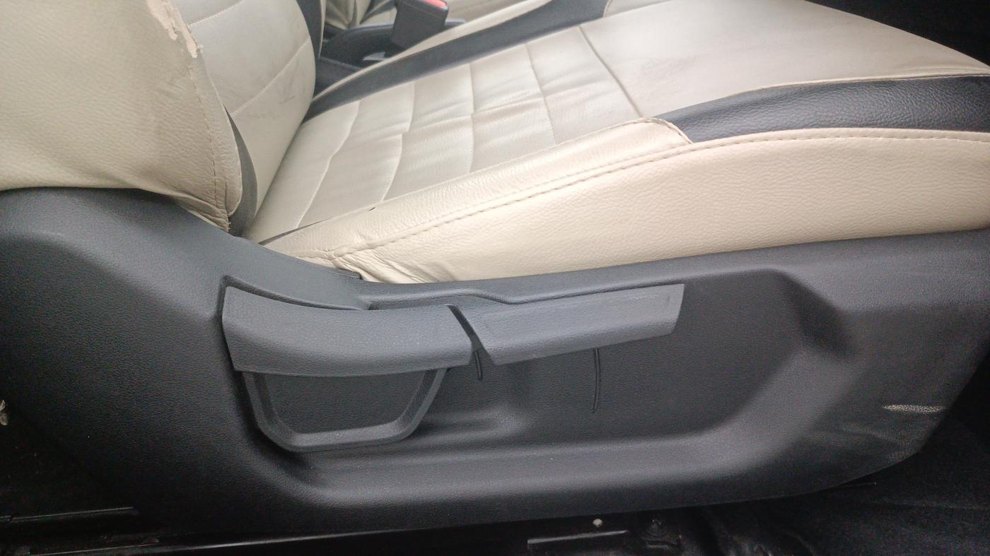 2022 Hyundai NEW I20 SPORTZ 1.2 MT DUAL TONE, Petrol, Manual, 20,546 km, Driver Side Adjustment Panel