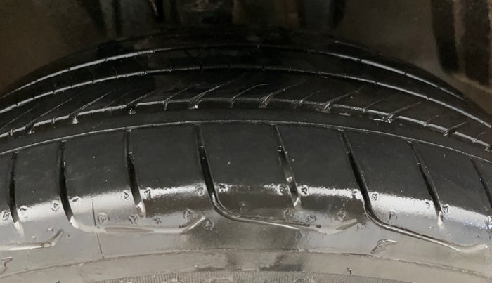 2020 Jeep Compass LIMITED PLUS PETROL AT, Petrol, Automatic, 64,162 km, Right Front Tyre Tread