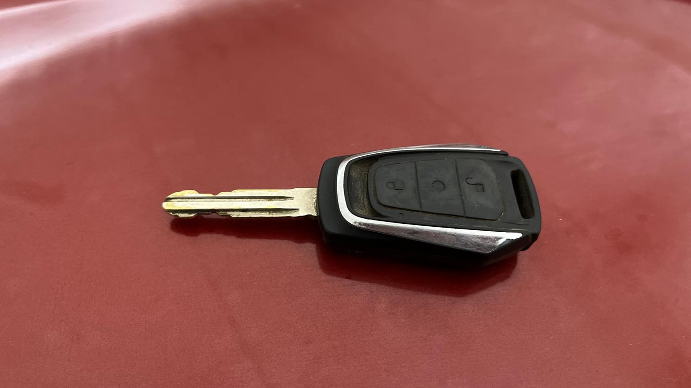2017 Mahindra KUV 100 NXT K8 P 6 STR, Petrol, Manual, 69,976 km, Key Close Up
