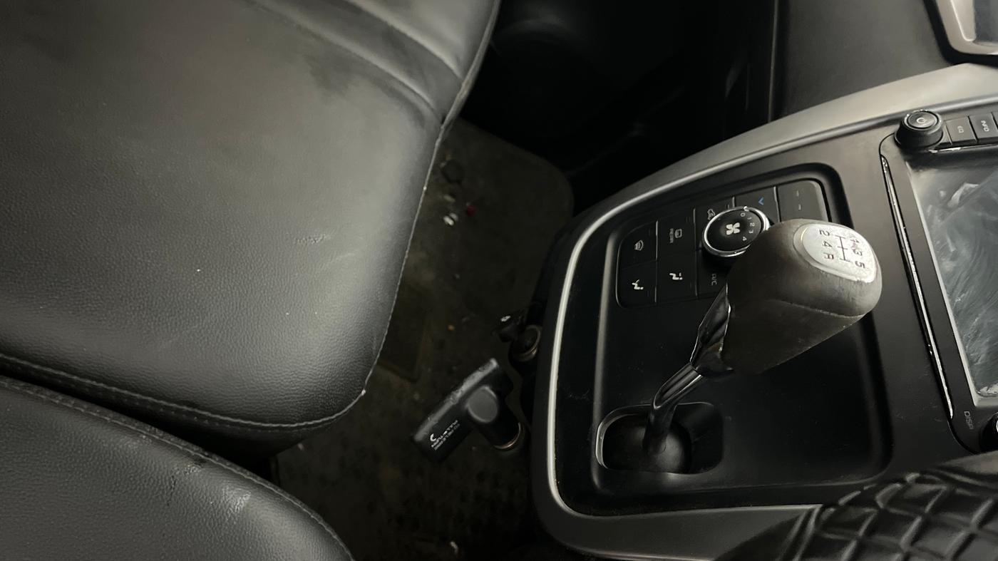 2017 Mahindra KUV 100 NXT K8 P 6 STR, Petrol, Manual, 69,976 km, Gear Lever