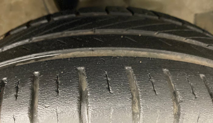 2011 Toyota Etios G, Petrol, Manual, 79,468 km, Right Front Tyre Tread