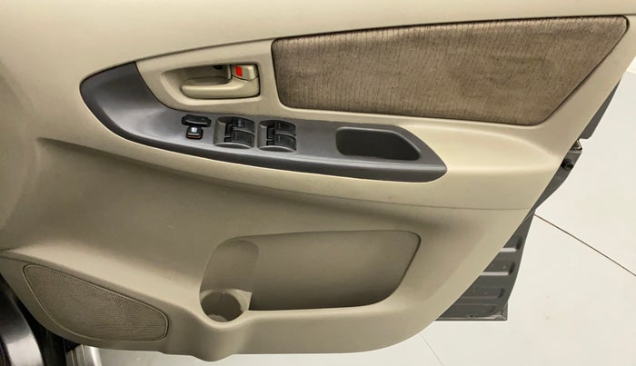 2011 Toyota Innova 2.5 G4 7 STR, Diesel, Manual, 1,23,987 km, Driver Side Door Panels Control