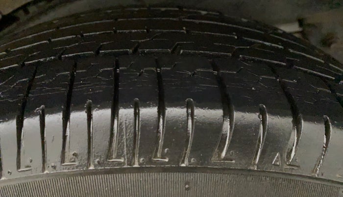 2011 Toyota Innova 2.5 G4 7 STR, Diesel, Manual, 1,23,987 km, Left Front Tyre Tread