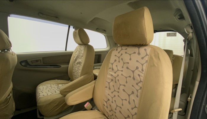 2011 Toyota Innova 2.5 G4 7 STR, Diesel, Manual, 1,23,987 km, Right Side Rear Door Cabin