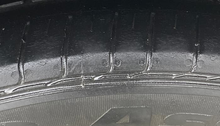 2017 Nissan Sunny XV DIESEL, Diesel, Manual, 1,18,427 km, Right Front Tyre Tread