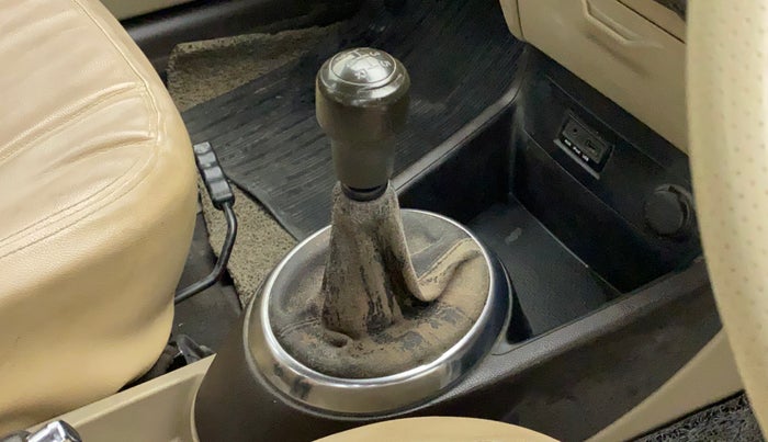 2011 Hyundai i20 MAGNA (O) 1.2, Petrol, Manual, 65,413 km, Gear lever - Boot cover slightly torn