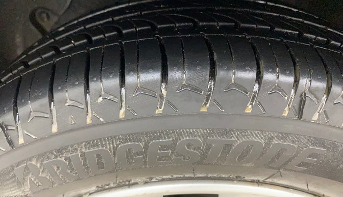 2015 Hyundai Xcent SX 1.2, Petrol, Manual, 34,161 km, Left Front Tyre Tread