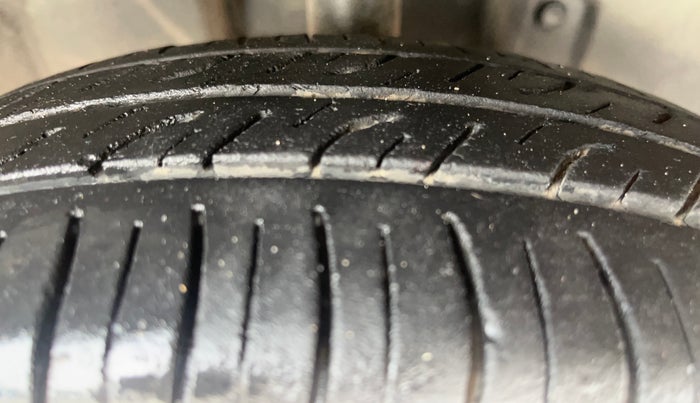 2016 Datsun Redi Go S, Petrol, Manual, 95,733 km, Right Front Tyre Tread