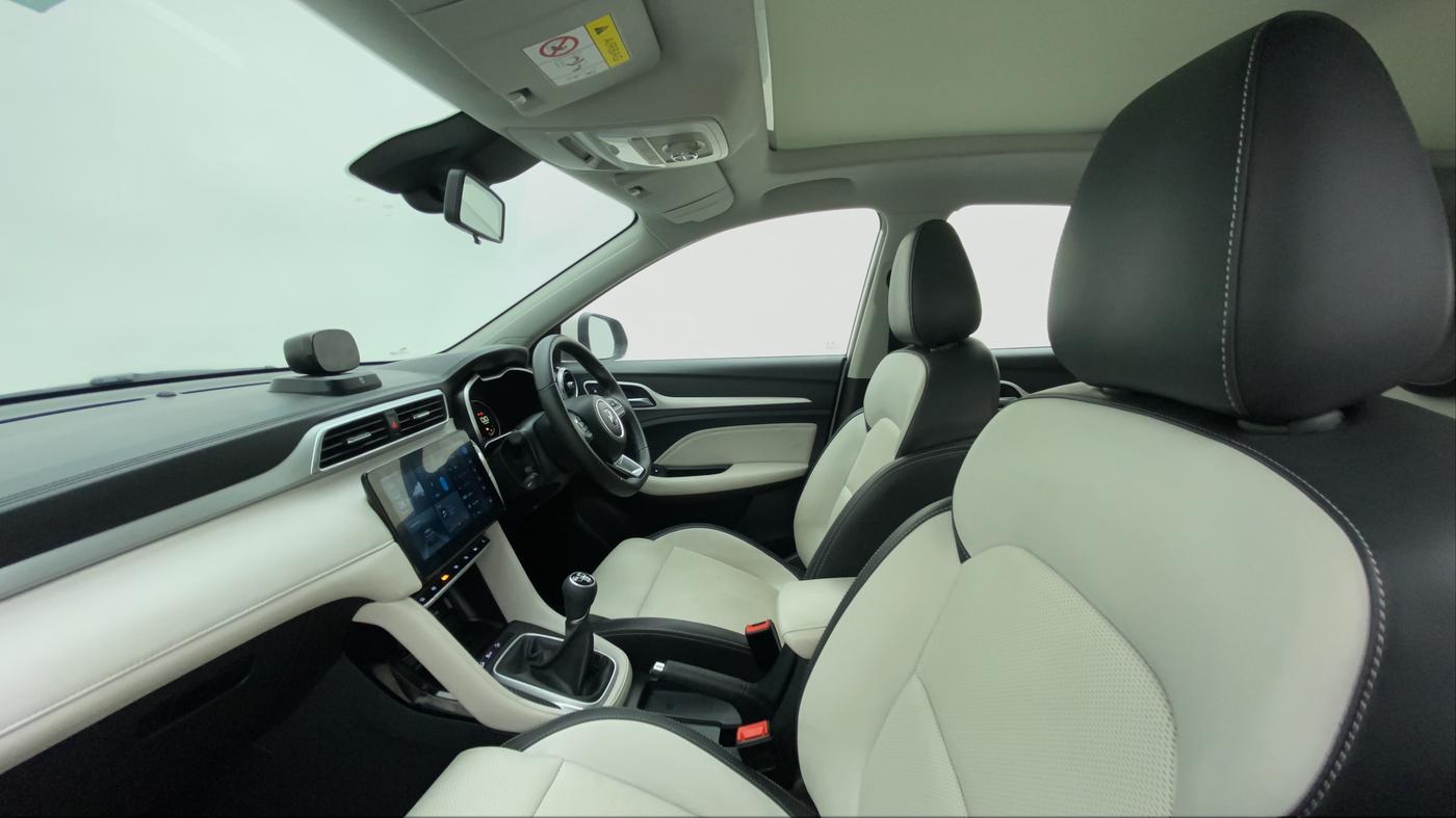 2022 MG ASTOR SHARP 1.5MT, Petrol, Manual, 8,604 km, Right Side Front Door Cabin