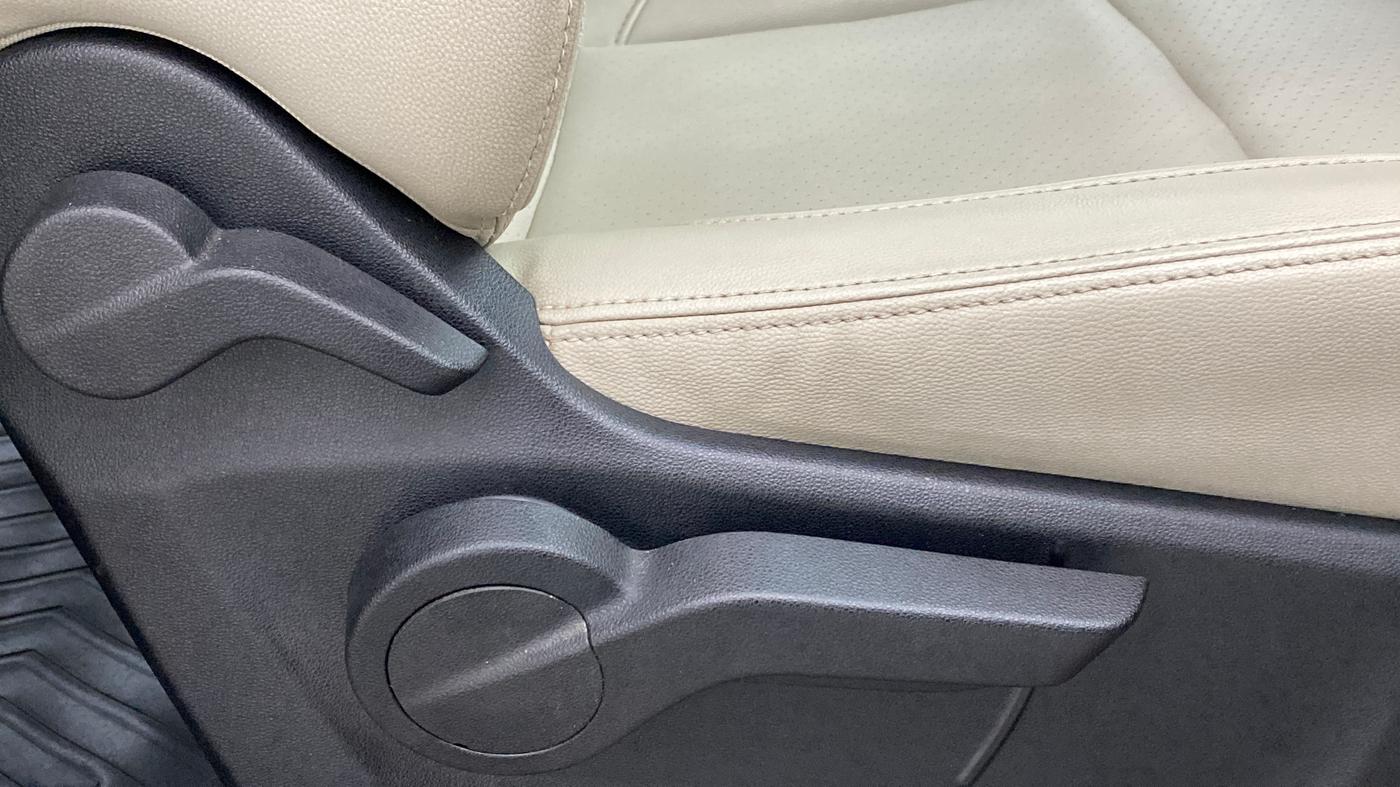 2018 Mahindra MARAZZO M8 7 STR, Diesel, Manual, 63,509 km, Driver Side Adjustment Panel