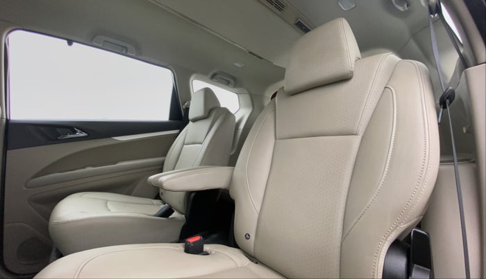 2018 Mahindra MARAZZO M8 7 STR, Diesel, Manual, 63,509 km, Right Side Rear Door Cabin