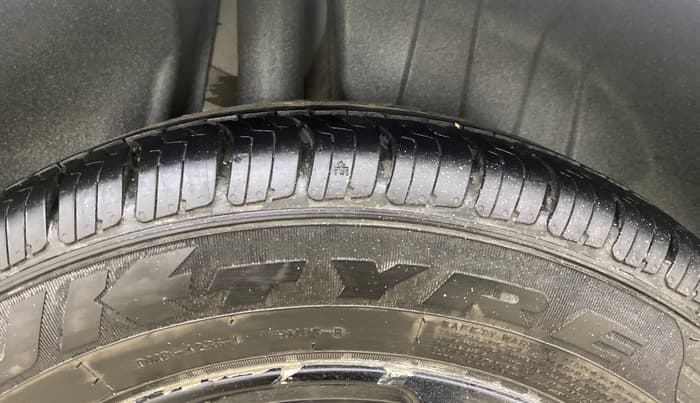 2018 Maruti Swift ZXI AMT, CNG, Automatic, 1,17,441 km, Right Rear Tyre Tread
