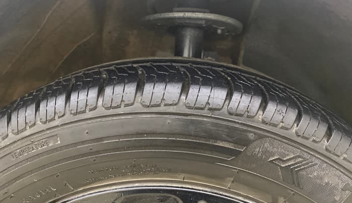 2018 Maruti Swift ZXI AMT, CNG, Automatic, 1,17,441 km, Right Front Tyre Tread