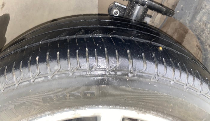 2017 Volkswagen Ameo HIGHLINE1.2L, Petrol, Manual, 71,770 km, Left Front Tyre Tread