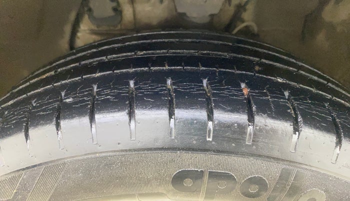 2018 Hyundai Elite i20 ASTA 1.2 (O), Petrol, Manual, 1,05,353 km, Left Front Tyre Tread