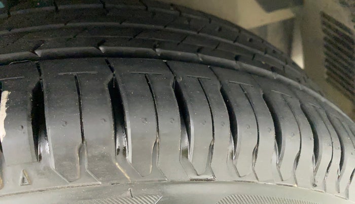 2011 Hyundai i20 SPORTZ (O) 1.2, Petrol, Manual, 43,824 km, Right Front Tyre Tread