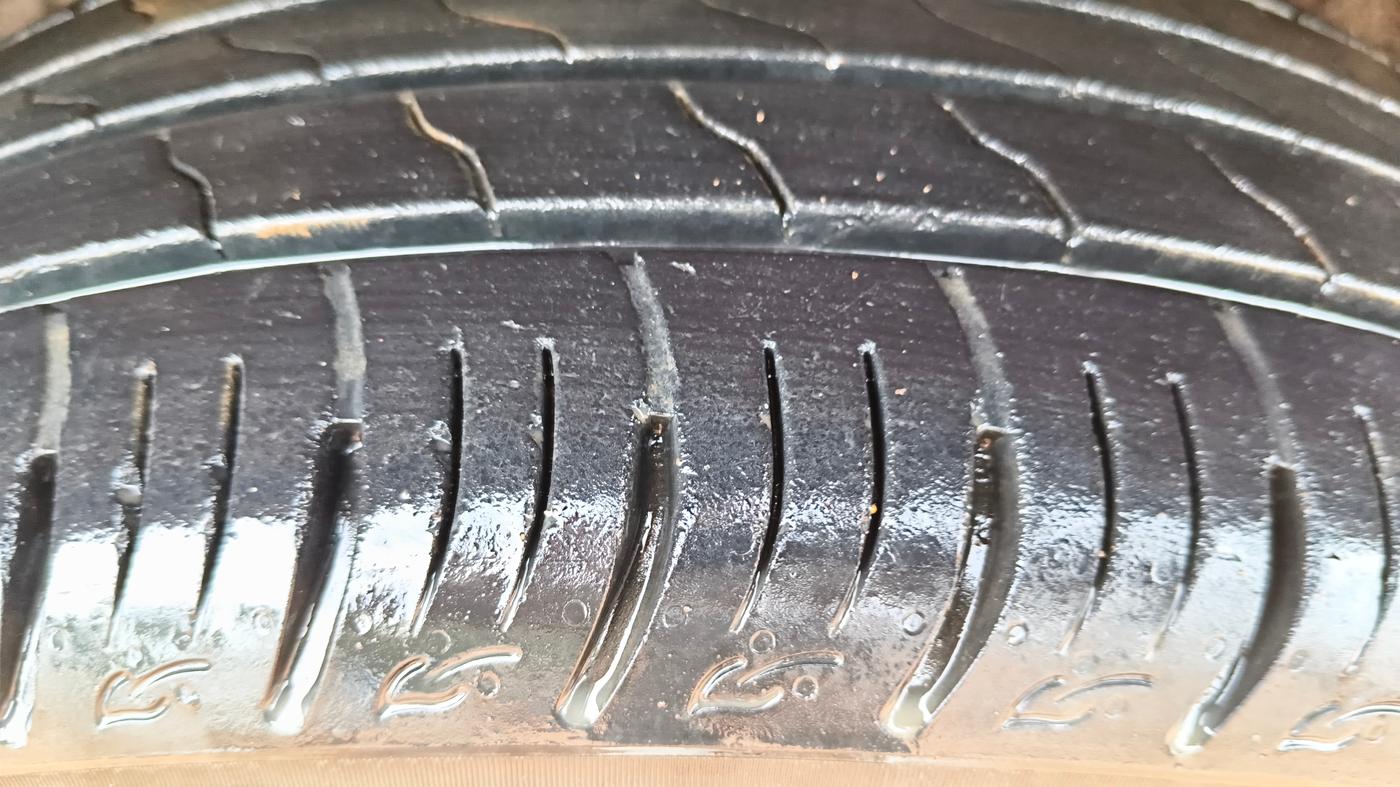 2020 Maruti Vitara Brezza VXI AT SHVS, Petrol, Automatic, 37,921 km, Right Front Tyre Tread