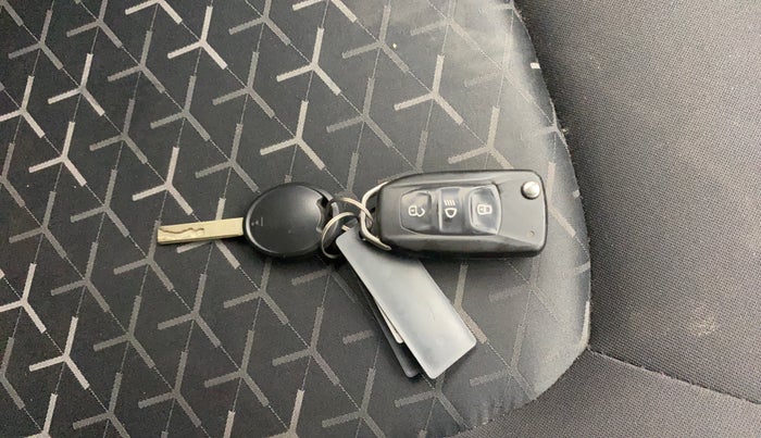 2021 Tata NEXON XMA SUNROOF PETROL, Petrol, Automatic, 38,695 km, Key Close Up