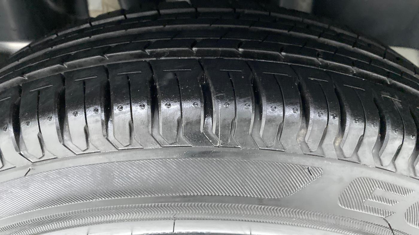 2020 Maruti Swift LXI D, Petrol, Manual, 4,556 km, Right Rear Tyre Tread