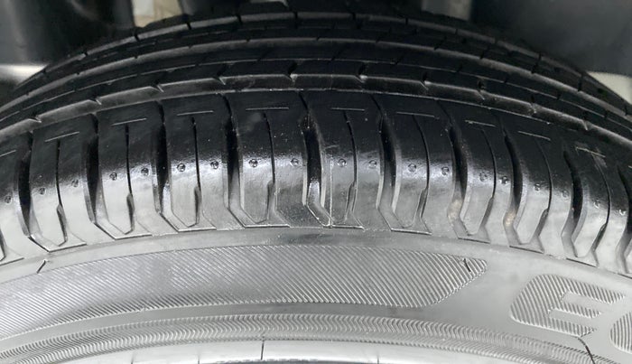2020 Maruti Swift LXI D, Petrol, Manual, 4,556 km, Right Rear Tyre Tread