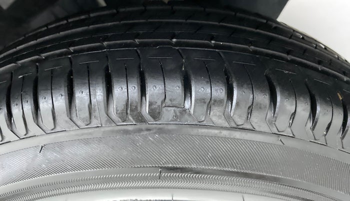 2020 Maruti Swift LXI D, Petrol, Manual, 4,556 km, Left Rear Tyre Tread