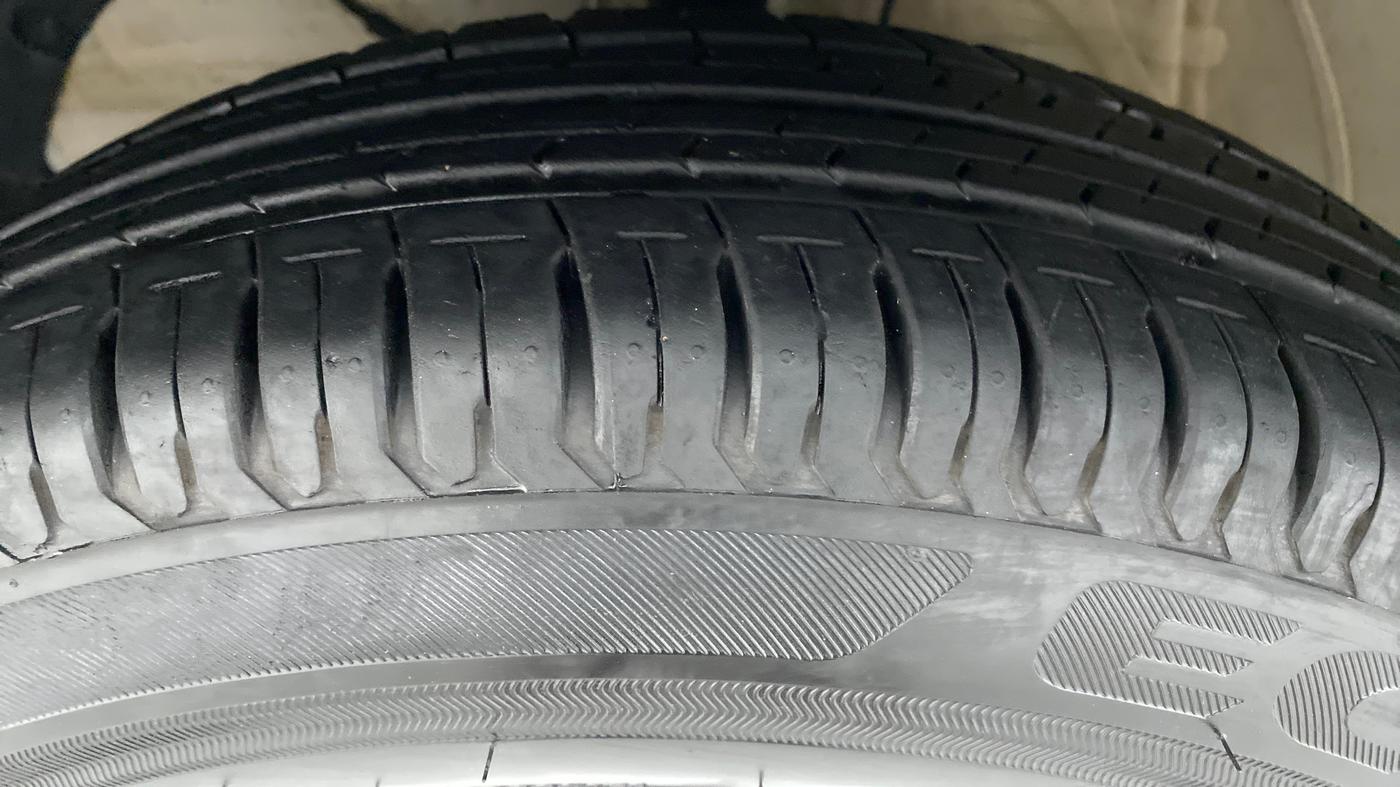 2020 Maruti Swift LXI D, Petrol, Manual, 4,556 km, Left Front Tyre Tread