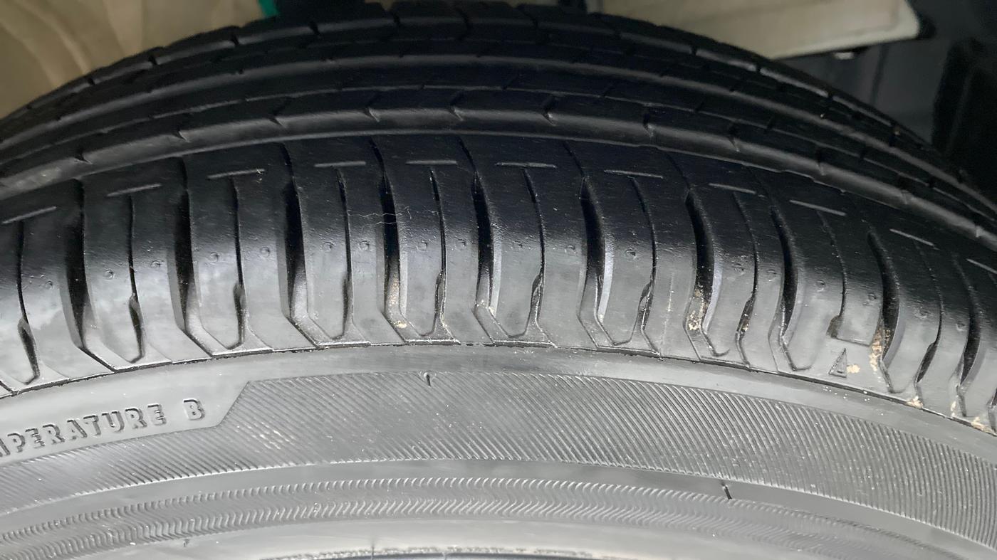 2020 Maruti Swift LXI D, Petrol, Manual, 4,556 km, Right Front Tyre Tread