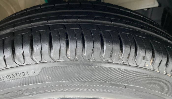 2020 Maruti Swift LXI D, Petrol, Manual, 4,556 km, Right Front Tyre Tread