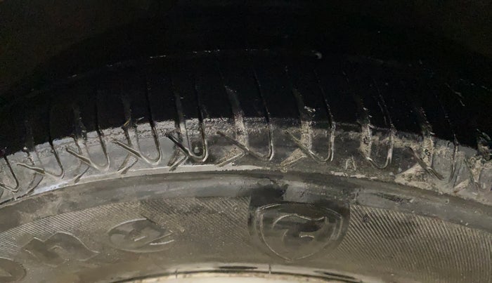 2014 Hyundai i10 MAGNA 1.1, CNG, Manual, 66,610 km, Right Front Tyre Tread