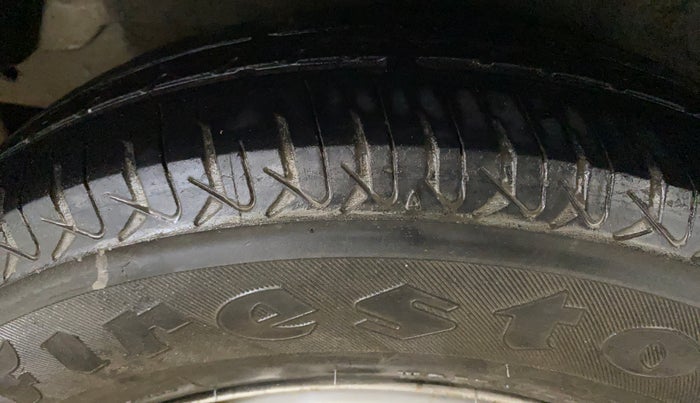 2014 Hyundai i10 MAGNA 1.1, CNG, Manual, 66,610 km, Right Rear Tyre Tread