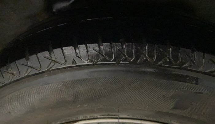 2014 Hyundai i10 MAGNA 1.1, CNG, Manual, 66,610 km, Left Rear Tyre Tread