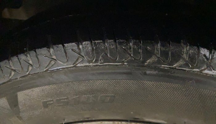 2014 Hyundai i10 MAGNA 1.1, CNG, Manual, 66,610 km, Left Front Tyre Tread