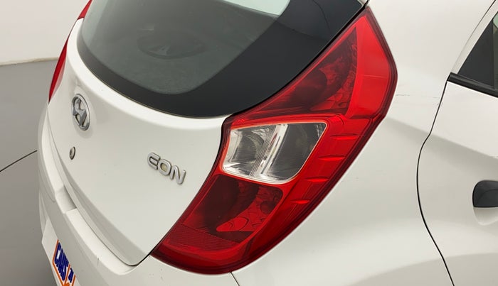 2017 Hyundai Eon ERA +, Petrol, Manual, 74,366 km, Right tail light - Minor scratches