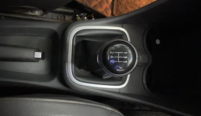 2018 Volkswagen Polo HIGHLINE PLUS 1.0 16 ALLOY, Petrol, Manual, 70,793 km, Gear Lever