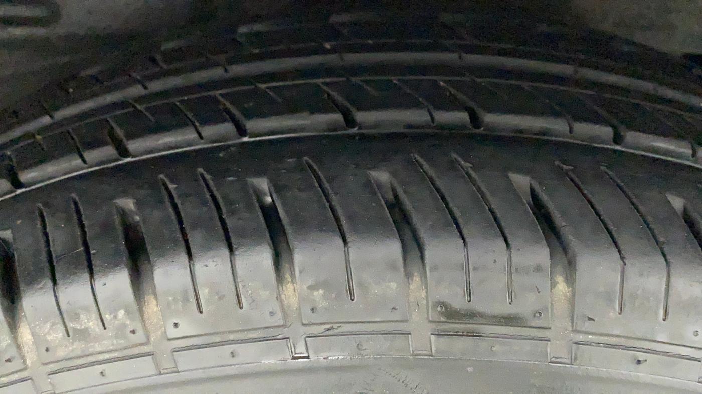 2010 Toyota Corolla Altis G PETROL, Petrol, Manual, 70,184 km, Right Rear Tyre Tread