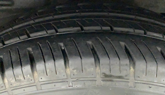 2010 Toyota Corolla Altis G PETROL, Petrol, Manual, 70,184 km, Right Rear Tyre Tread