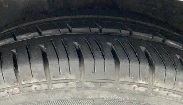 2010 Toyota Corolla Altis G PETROL, Petrol, Manual, 70,184 km, Left Front Tyre Tread