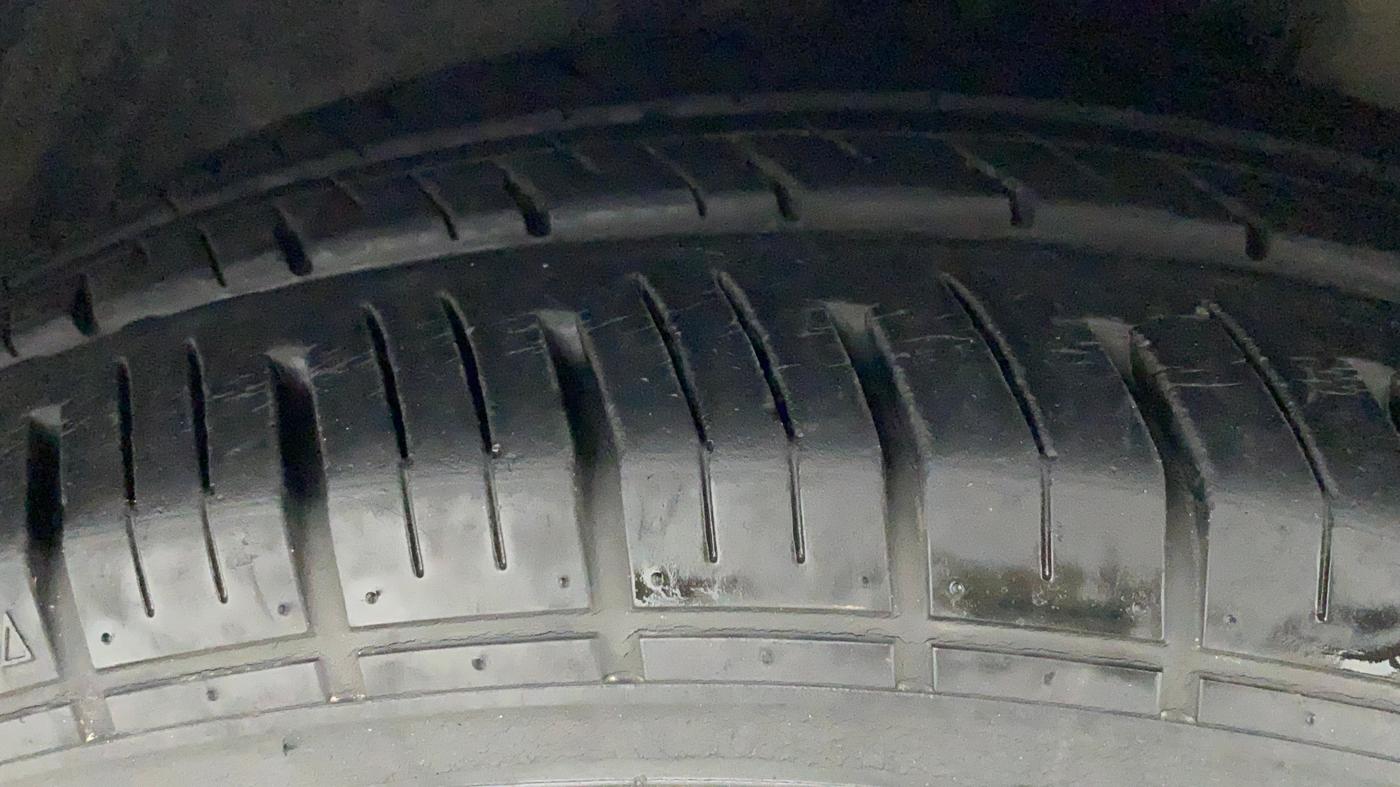 2010 Toyota Corolla Altis G PETROL, Petrol, Manual, 70,184 km, Right Front Tyre Tread