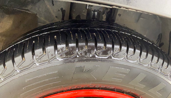 2017 Renault Kwid 1.0 RXT 02 Anniversary Edition, Petrol, Manual, 37,810 km, Right Front Tyre Tread