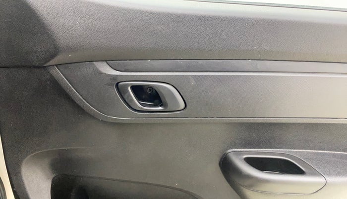 2017 Renault Kwid 1.0 RXT 02 Anniversary Edition, Petrol, Manual, 37,810 km, Driver Side Door Panels Control