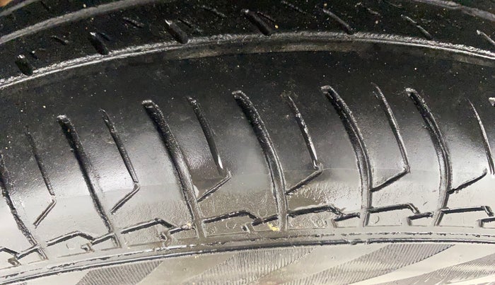 2014 Maruti Swift VXI, Petrol, Manual, 91,395 km, Right Rear Tyre Tread