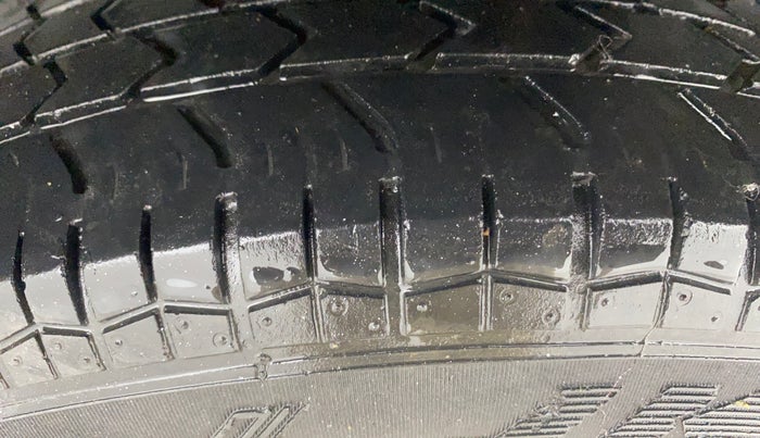 2014 Maruti Swift VXI, Petrol, Manual, 91,395 km, Left Rear Tyre Tread