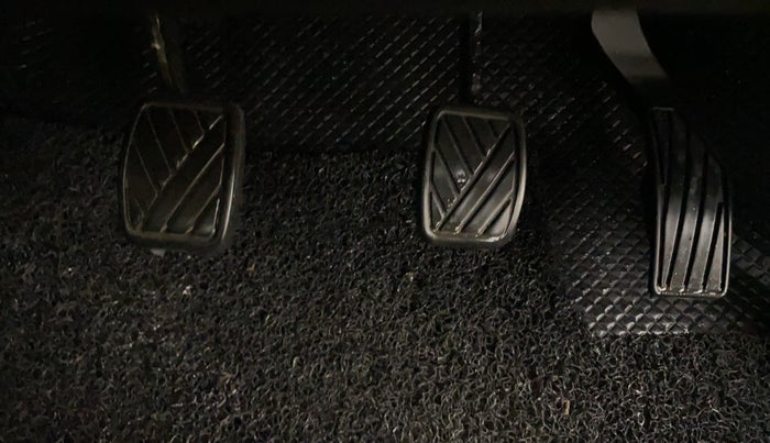 2014 Maruti Swift VXI, Petrol, Manual, 91,395 km, Pedals