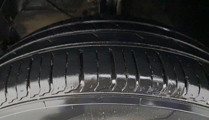 2016 Maruti Baleno DELTA PETROL 1.2, Petrol, Manual, 73,704 km, Left Front Tyre Tread