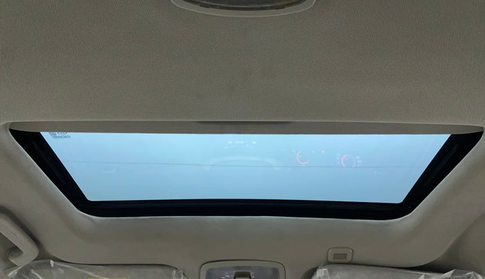 2023 Mahindra XUV300 W8 (O) 1.5 DIESEL, Diesel, Manual, 10,694 km, Moonroof/ Sunroof