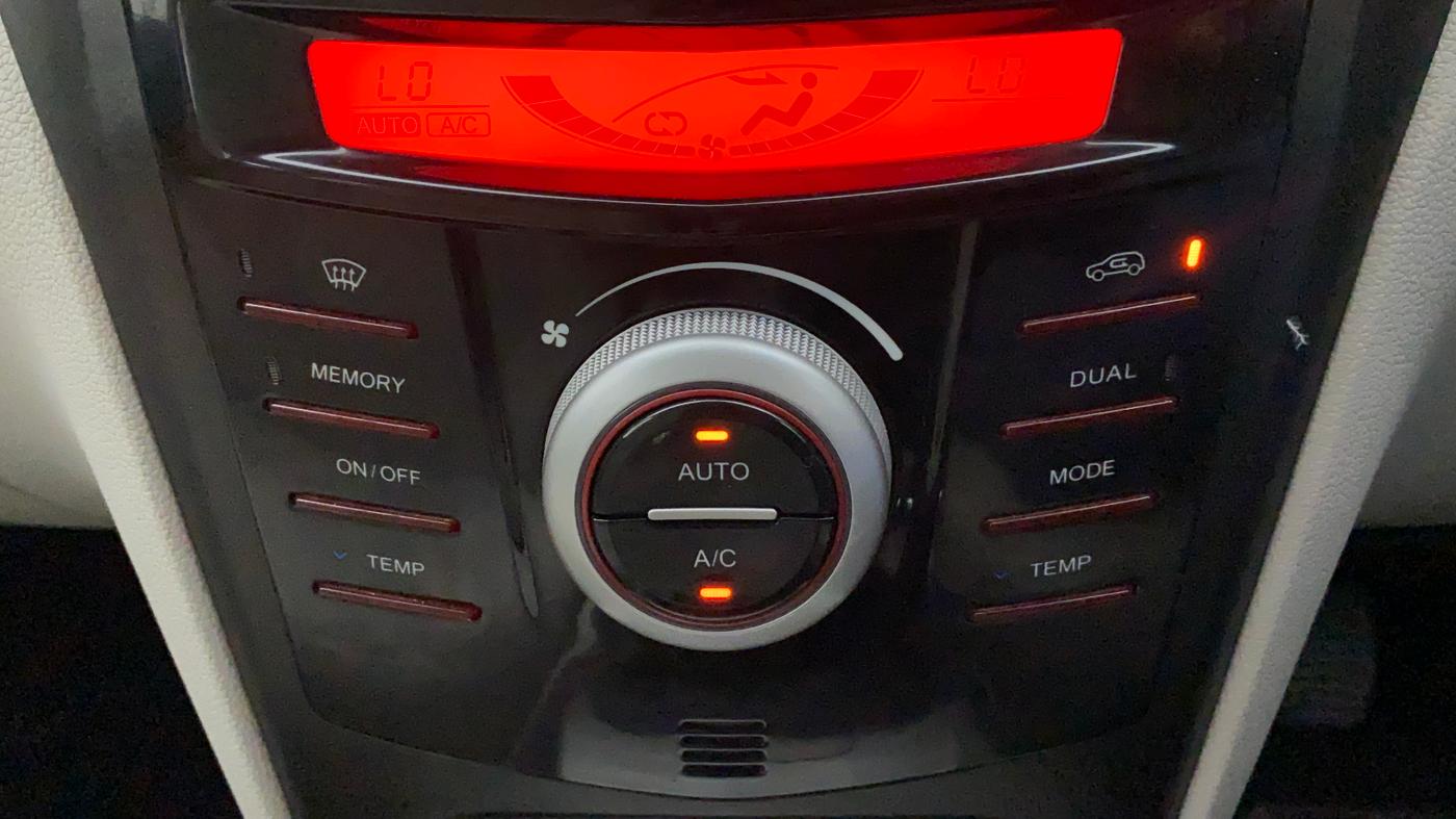 2023 Mahindra XUV300 W8 (O) 1.5 DIESEL, Diesel, Manual, 10,694 km, Automatic Climate Control
